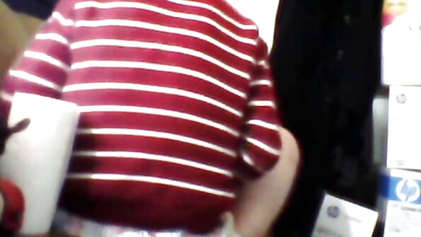 Skinny teen kneppet får hendes røv kneppet for alvor i doggy-stil