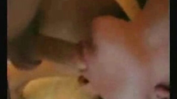 Hengende blondine og slanke brunette har uforglemmelig lesbisk sex