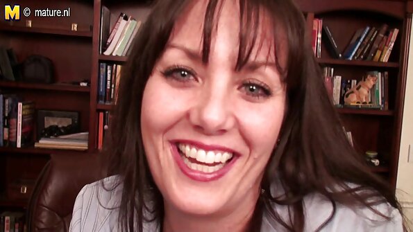 POV blowjob i en offentlig park af en brunette pige
