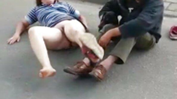 Ravnehåret teen-darling bliver kneppet af en fyr med et kamera